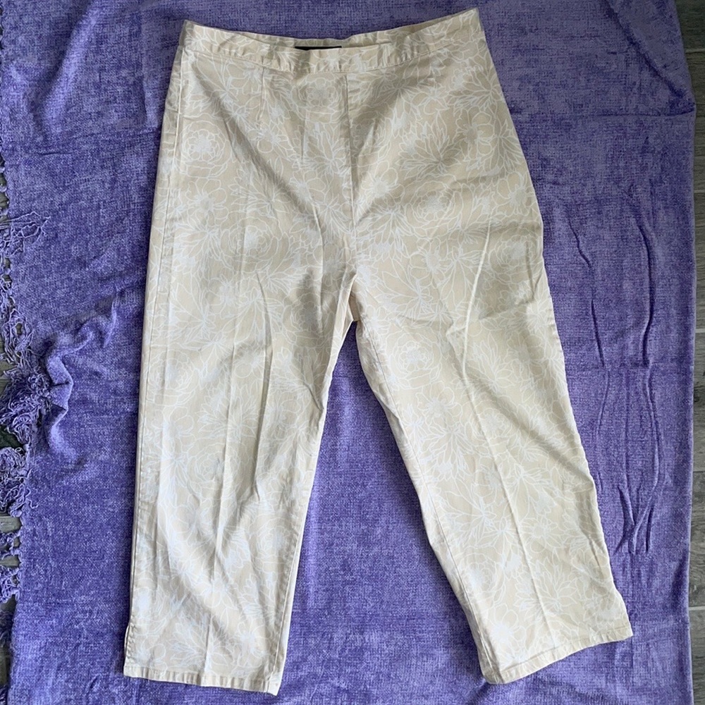 🇺🇸3/$25 🇺🇸 Bill Blass Capris Stretch Cotton cream white floral pattern